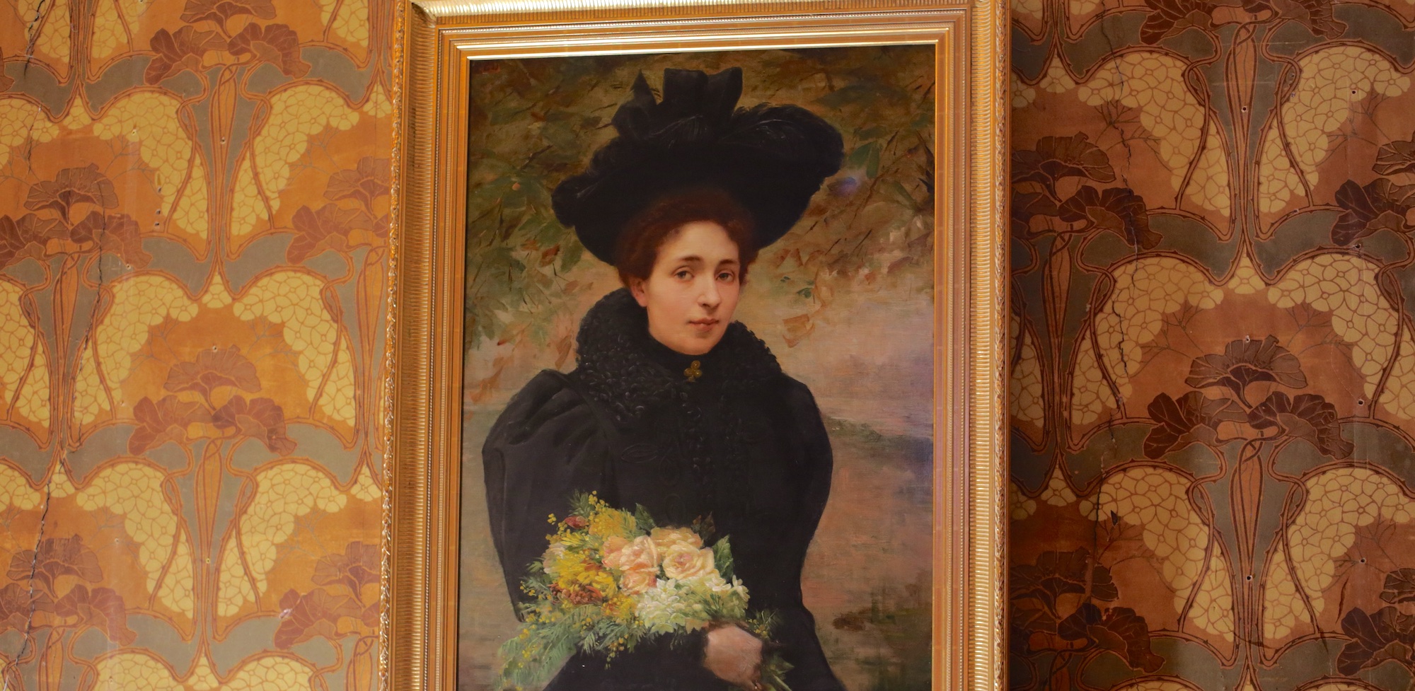 Maurice MARTEL-ADAM (19th-20th century) - Portrait of an elegant lady in black holding a bouquet of flowers, 1899.