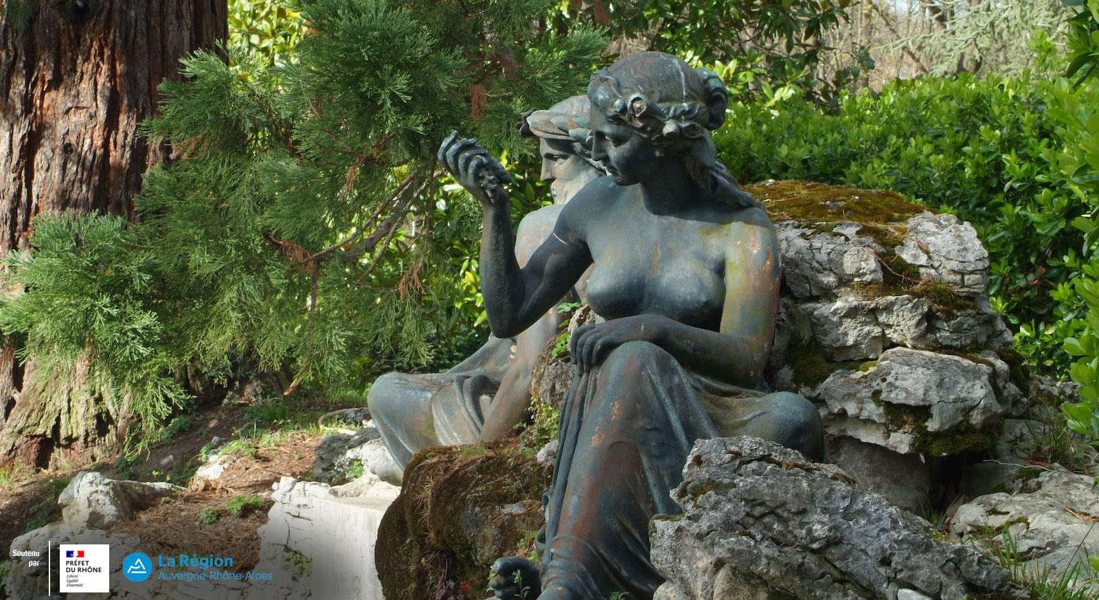 Premier plan, groupe sculté en fonte du bassin du Rhône et de la Saône, arrière plan, façade restaurée de la Villa Bagatelle, Hôtel-Musée 1900 au sud de Lyon